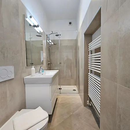 Charming Laura Tour As By Town Hall Ljubljana