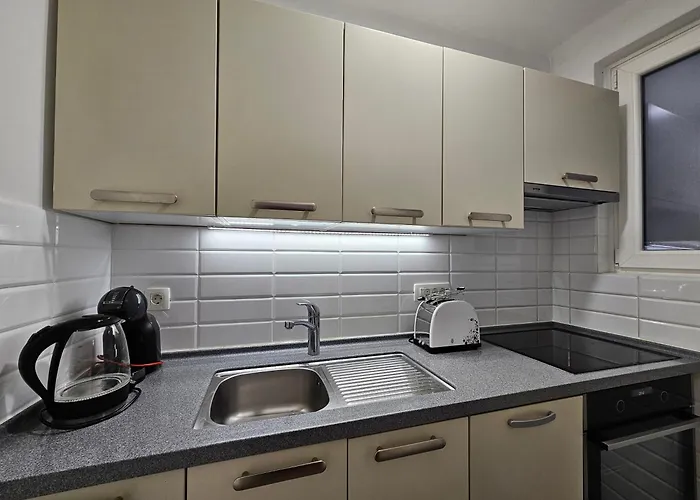 Charming Laura Tour As By Town Hall