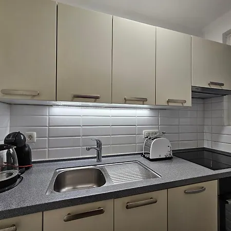 Charming Laura Tour As By Town Hall