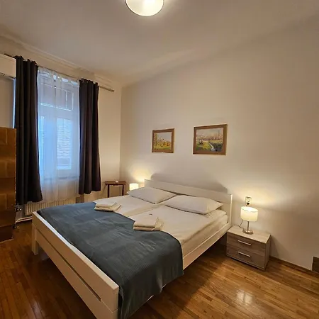 Charming Laura Tour As By Town Hall Apartment *