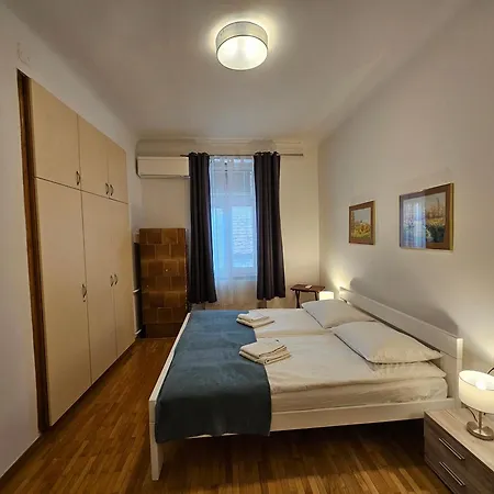 Charming Laura Tour As By Town Hall * Ljubljana