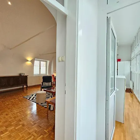 Charming Laura Tour As By Town Hall * Ljubljana