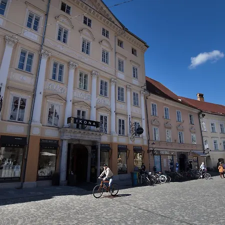 Charming Laura Tour As By Town Hall * Ljubljana
