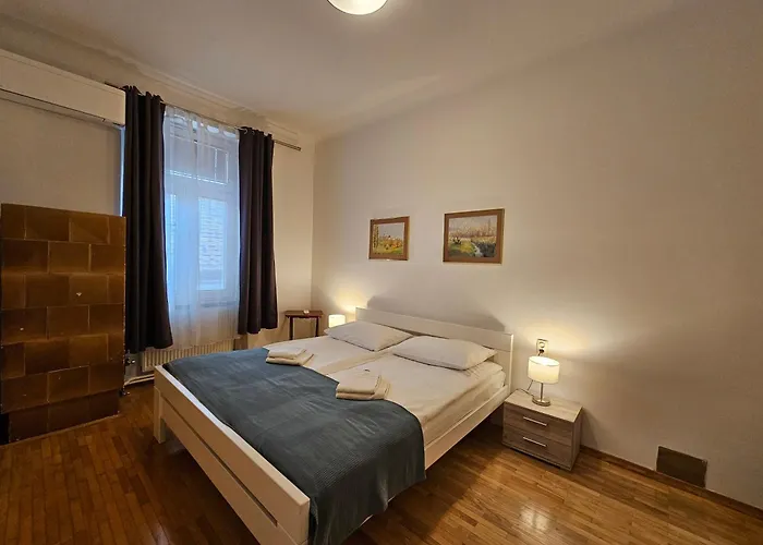 Charming Laura Tour As By Town Hall Apartman *