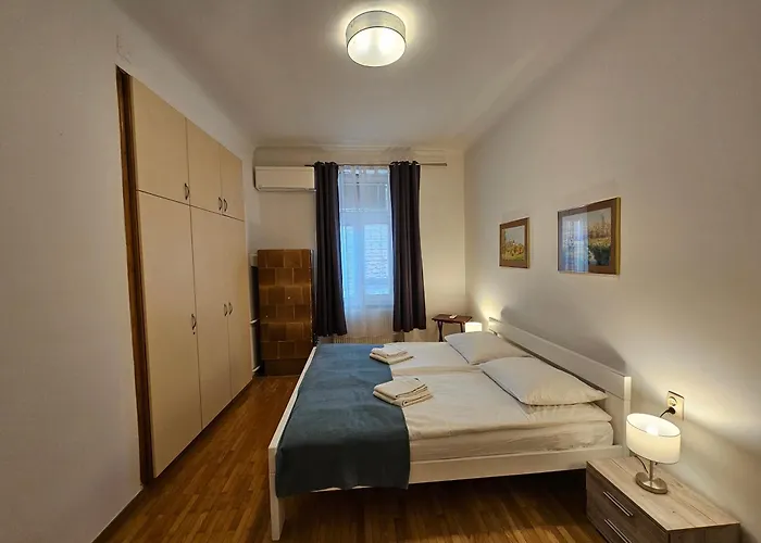 Charming Laura Tour As By Town Hall * Liubliana