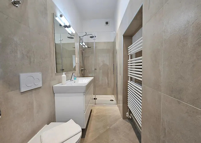 Charming Laura Tour As By Town Hall Ljubljana