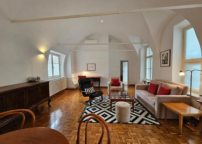 Charming Laura Tour As By Town Hall *