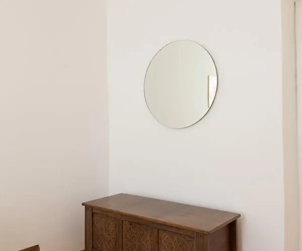 Charming Laura Tour As By Town Hall