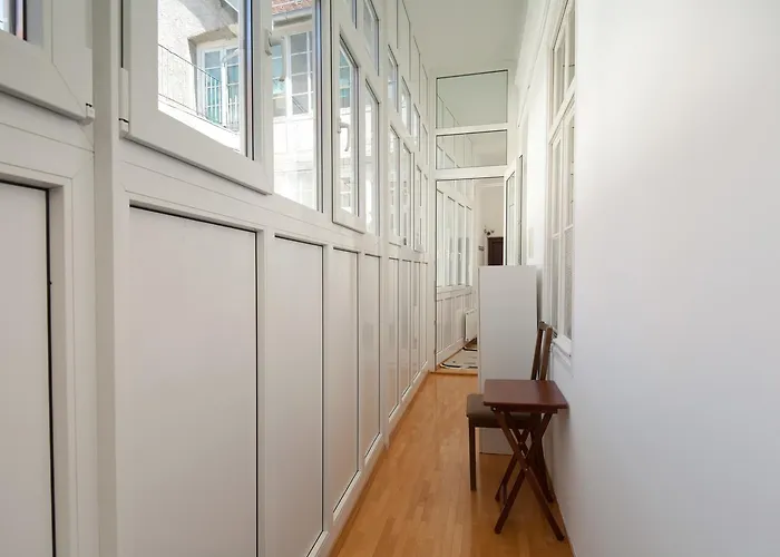 Charming Laura Tour As By Town Hall