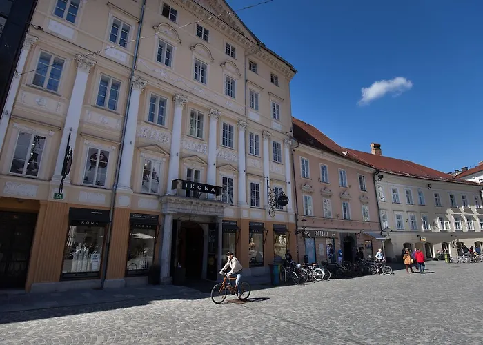 Charming Laura Tour As By Town Hall * Ljubljana